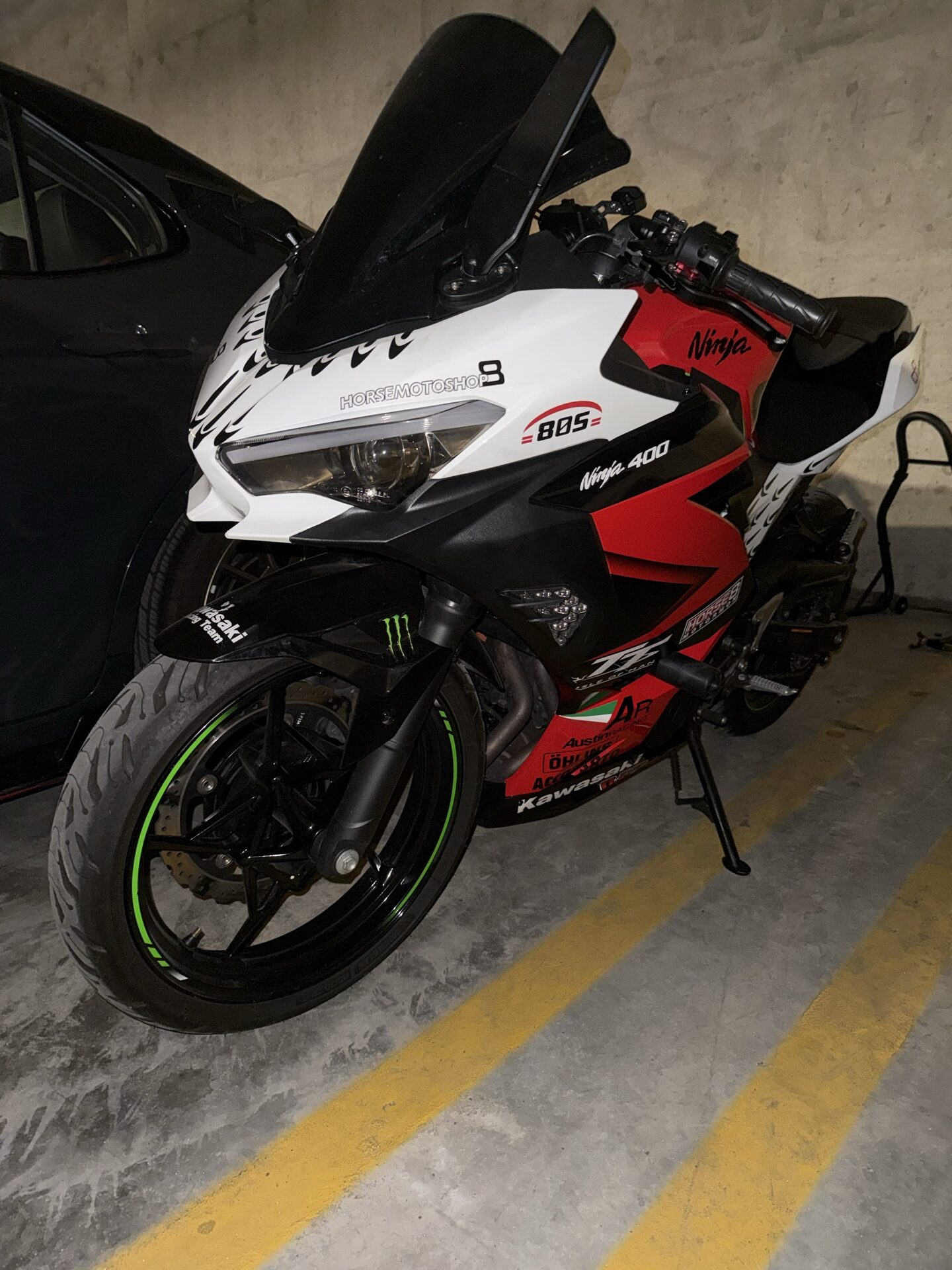 Front three-quarter view of the Ninja 400 KRT Edition showing red, white and black race livery