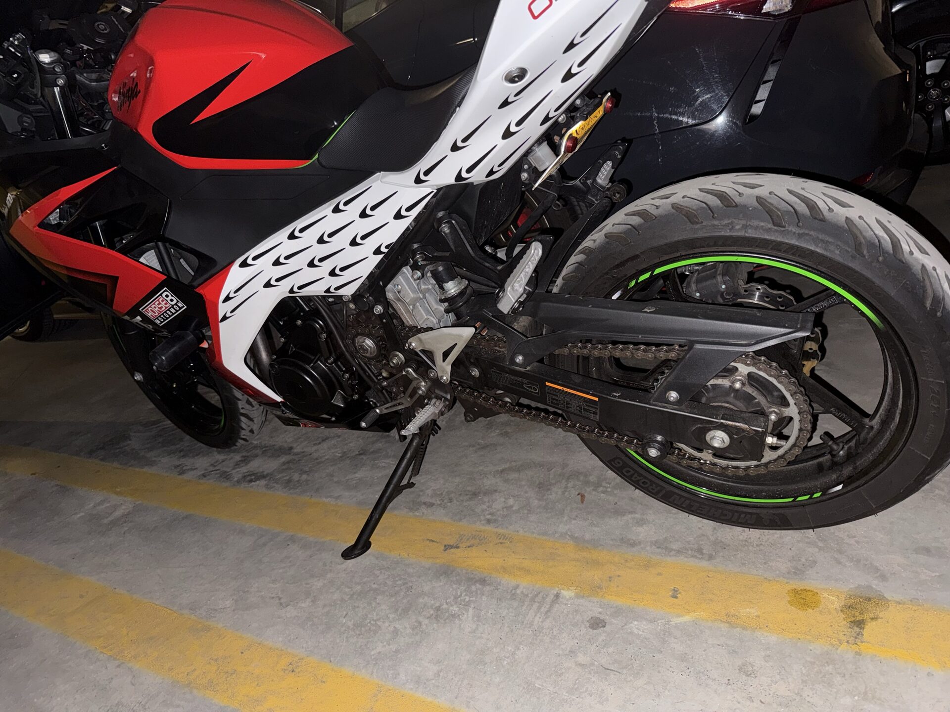 Kawasaki Ninja 400 KRT Edition, red white and black livery